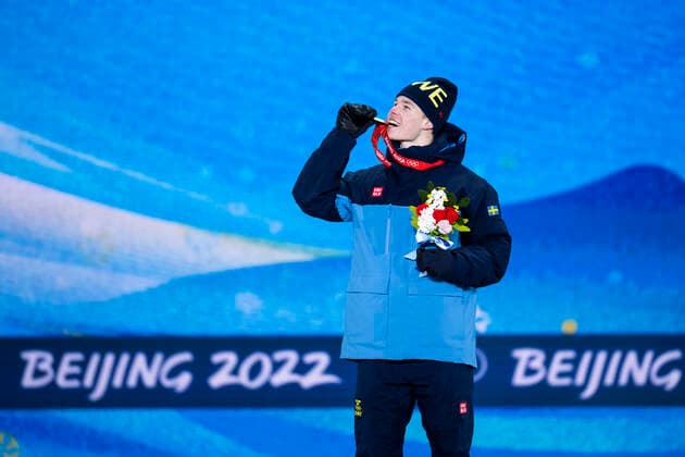 220206 Walter Wallberg of Sweden celebrates with his gold medal at the medal ceremony for men s moguls during day 2 of the 2022 Winter Olympics on February 6, 2022 in Zhangjiakou. Photo: Joel Marklund BILDBYRAN kod JM JM0272 bbeng Olympic Games, Olympische Spiele, Olympia, OS olympics winter olympics os ol olympiska spel vinter-os olympiske leker peking peking 2022 beijing 2022 beijing 2022 olympic games beijing 2022 winter olympic games peking-os beijing-ol vinter-ol medaljceremoni medaljeseremoni medal ceremony sverige jubel guld Copyright: JOELxMARKLUND BB220206JM053