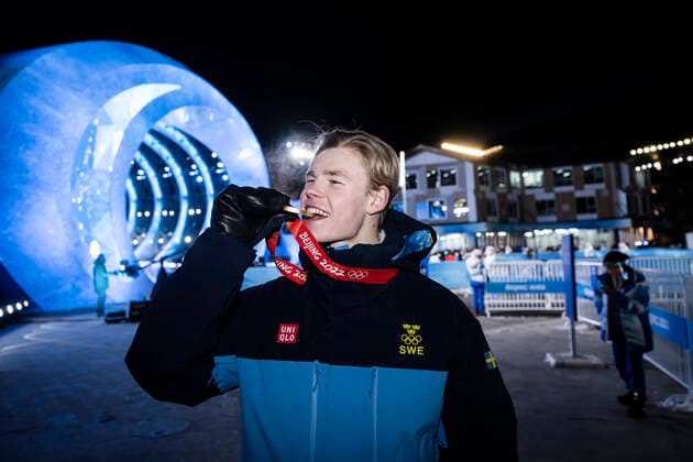 220206 Walter Wallberg of Sweden celebrates with his gold medal after the medal ceremony for men s moguls during day 2 of the 2022 Winter Olympics on February 6, 2022 in Zhangjiakou. Photo: Joel Marklund BILDBYRAN kod JM JM0272 bbeng Olympic Games, Olympische Spiele, Olympia, OS olympics winter olympics os ol olympiska spel vinter-os olympiske leker peking peking 2022 beijing 2022 beijing 2022 olympic games beijing 2022 winter olympic games peking-os beijing-ol vinter-ol medaljceremoni medaljeseremoni medal ceremony sverige jubel guld Copyright: JOELxMARKLUND BB220206JM061