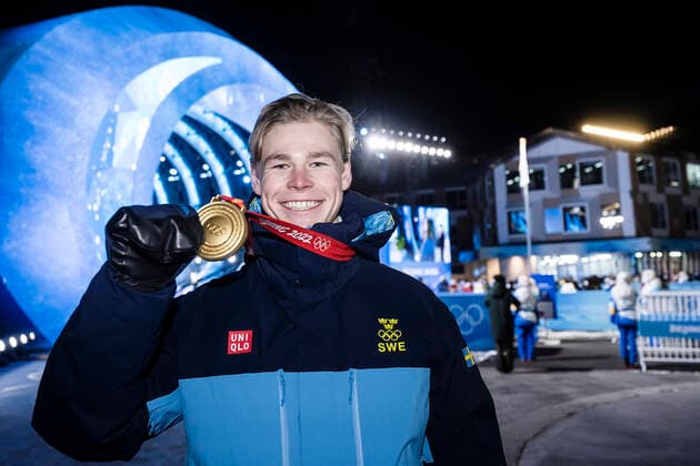 220206 Walter Wallberg of Sweden celebrates with his gold medal after the medal ceremony for men s moguls during day 2 of the 2022 Winter Olympics on February 6, 2022 in Zhangjiakou. Photo: Joel Marklund BILDBYRAN kod JM JM0272 bbeng Olympic Games, Olympische Spiele, Olympia, OS olympics winter olympics os ol olympiska spel vinter-os olympiske leker peking peking 2022 beijing 2022 beijing 2022 olympic games beijing 2022 winter olympic games peking-os beijing-ol vinter-ol medaljceremoni medaljeseremoni medal ceremony sverige jubel guld Copyright: JOELxMARKLUND BB220206JM064