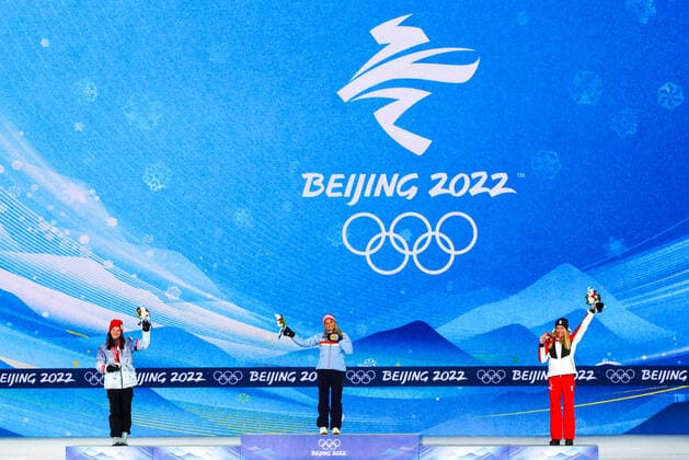 OLYMPICS - Winter Olympic Games, Olympische Spiele, Olympia, OS Beijing 2022 ZHANGJIAKOU,CHINA,06.FEB.22 - OLYMPICS, NORDIC SKIING, CROSS COUNTRY SKIING - Winter Olympic Games Beijing 2022, skiathlon, ladies, award ceremony. Image shows the rejoicing of Natalia Nepryaeva (RUS), Therese Johaug (NOR) and Teresa Stadlober (AUT).  GEPAxpictures xMaticxKlansek