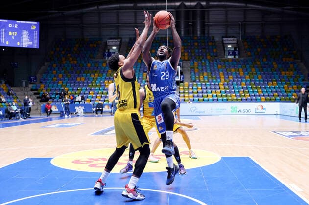 Fraport Skyliners - MHP Riesen Ludwigsburg, easyCredit-BBL Will Cherry (Fraport Skyliners, 29) gegen James Woodard (Ludwigsburg, 8). Basketball-Spiel des easyCredit BBL zwischen den Fraport Skyliners und den MHP Riesen Ludwigsburg am 6. Februar 2022 in der Ballsporthalle in Frankfurt am Main., Frankfurt am Main Hessen Deutschland Ballsporthalle