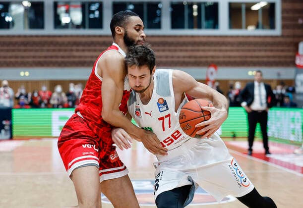 rechts Tomas Kyzlink (Brose Bamberg, 77) links Cameron Hunt (s.oliver Würzburg, 24) s.oliver Würzburg Wuerzburg - Brose Bamberg - easyCredit-BBL - Basketball Bundesliga Saison 2021 22 Spieltag 20, 06.02.2022 Würzburg, tectake ARENA Copyright: DanielxLöb