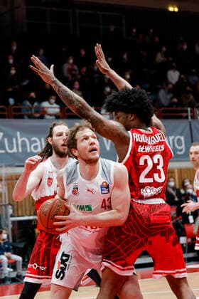 links Christian Sengfelder (Brose Bamberg, 43) rechts Desi Rodriguez (s.oliver Würzburg, 23) s.oliver Würzburg Wuerzburg - Brose Bamberg - easyCredit-BBL - Basketball Bundesliga Saison 2021 22 Spieltag 20, 06.02.2022 Würzburg, tectake ARENA Copyright: DanielxLöb