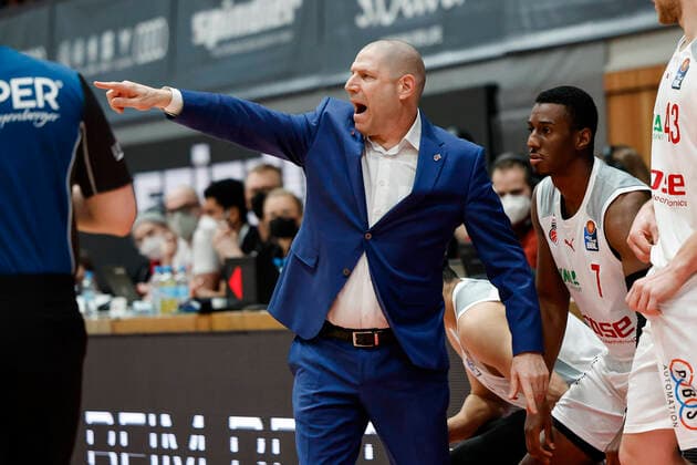 links Headcoach Oren Amiel (Brose Bamberg) rechts Shannon Scott (Brose Bamberg, 07) s.oliver Würzburg Wuerzburg - Brose Bamberg - easyCredit-BBL - Basketball Bundesliga Saison 2021 22 Spieltag 20, 06.02.2022 Würzburg, tectake ARENA Copyright: DanielxLöb