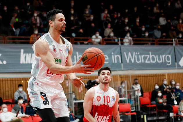 links Dominic Lockhart (Brose Bamberg, 03) rechts Luciano Parodi (s.oliver Würzburg, 10) s.oliver Würzburg Wuerzburg - Brose Bamberg - easyCredit-BBL - Basketball Bundesliga Saison 2021 22 Spieltag 20, 06.02.2022 Würzburg, tectake ARENA Copyright: DanielxLöb