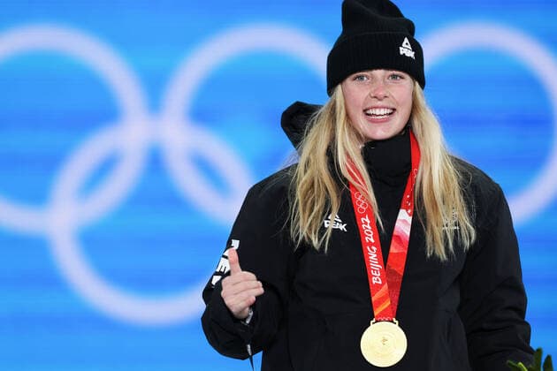 (220206) -- ZHANGJIAKOU, Feb. 6, 2022 -- Gold medalist Zoi Sadowski Synnott of New Zealand poses for a photo during the awarding ceremony of Women s Snowboard Slopestyle at the Zhangjiakou Medals Plaza of the Winter Olympics in Zhangjiakou, north China s Hebei Province, Feb. 6, 2022. ) (BEIJING2022)CHINA-ZHANGJIAKOU-OLYMPIC Winter games, Winterspiele,Spiele, Summer games AWARDING CEREMONY (CN) DingxTing 