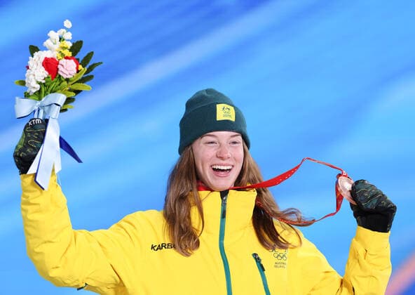 (220206) -- ZHANGJIAKOU, Feb. 6, 2022 -- Bronze medalist Tess Coady of Australia poses for a photo during the awarding ceremony of Women s Snowboard Slopestyle at the Zhangjiakou Medals Plaza of the Winter Olympics in Zhangjiakou, north China s Hebei Province, Feb. 6, 2022. ) (BEIJING2022)CHINA-ZHANGJIAKOU-OLYMPIC Winter games, Winterspiele,Spiele, Summer games AWARDING CEREMONY (CN) DingxTing 