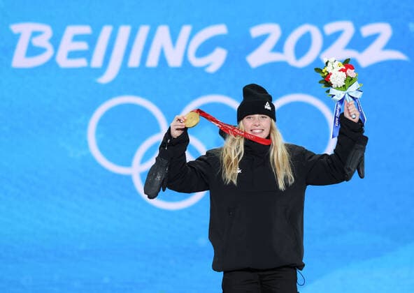 (220206) -- ZHANGJIAKOU, Feb. 6, 2022 -- Gold medalist Zoi Sadowski Synnott of New Zealand poses for a photo during the awarding ceremony of Women s Snowboard Slopestyle at the Zhangjiakou Medals Plaza of the Winter Olympics in Zhangjiakou, north China s Hebei Province, Feb. 6, 2022. ) (BEIJING2022)CHINA-ZHANGJIAKOU-OLYMPIC Winter games, Winterspiele,Spiele, Summer games AWARDING CEREMONY (CN) DingxTing 