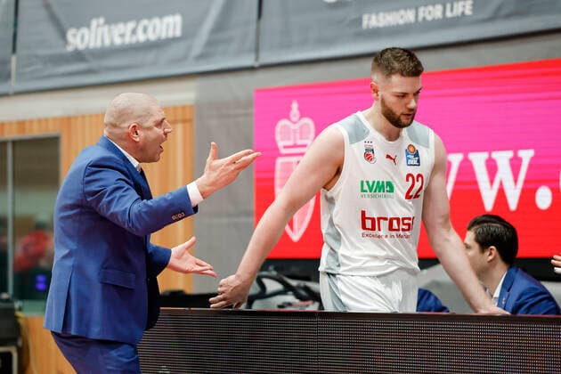 links Headcoach Oren Amiel (Brose Bamberg) rechts Martinas Geben (Brose Bamberg, 22) s.oliver Würzburg Wuerzburg - Brose Bamberg - easyCredit-BBL - Basketball Bundesliga Saison 2021 22 Spieltag 20, 06.02.2022 Würzburg, tectake ARENA Copyright: DanielxLöb