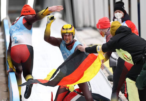 Bilder des Jahres 2022, Sport 02 Februar Sport Themen der Woche KW05 Sport Bilder des Tages BEIJING, CHINA - FEBRUARY 6, 2022: Germany s Johannes Ludwig (C) celebrates with fellow lugers as he wins gold in the men s singles luge at the Yanqing National Sliding Centre during the 2022 Winter Olympic Games, Olympische Spiele, Olympia, OS Anton Novoderezhkin TASS  TS1219A4