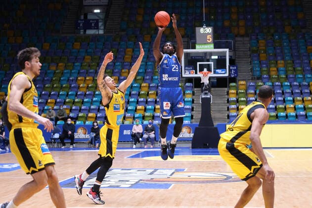 Fraport Skyliners - MHP Riesen Ludwigsburg, easyCredit-BBL Will Cherry (Fraport Skyliners, 29) wirft aus der Distanz, links verteidigt Jonah Radebaugh (Ludwigsburg, 12). Basketball-Spiel des easyCredit BBL zwischen den Fraport Skyliners und den MHP Riesen Ludwigsburg am 6. Februar 2022 in der Ballsporthalle in Frankfurt am Main., Frankfurt am Main Hessen Deutschland Ballsporthalle