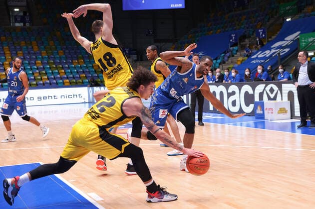 Fraport Skyliners - MHP Riesen Ludwigsburg, easyCredit-BBL Jonah Radebaugh (Ludwigsburg, 12) kommt vor Jamel McLean (Fraport Skyliners, 1) an den Ball. Basketball-Spiel des easyCredit BBL zwischen den Fraport Skyliners und den MHP Riesen Ludwigsburg am 6. Februar 2022 in der Ballsporthalle in Frankfurt am Main., Frankfurt am Main Hessen Deutschland Ballsporthalle