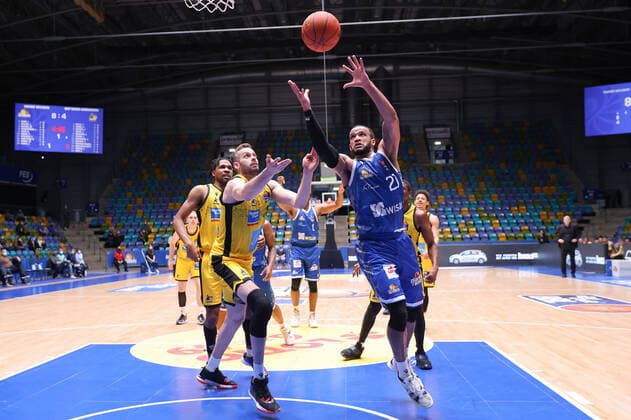Fraport Skyliners - MHP Riesen Ludwigsburg, easyCredit-BBL Rebound von Rasheed Moore (Fraport Skyliners, 20) gegen Jonas Wohlfarth-Bottermann (Ludwigsburg, 18). Basketball-Spiel des easyCredit BBL zwischen den Fraport Skyliners und den MHP Riesen Ludwigsburg am 6. Februar 2022 in der Ballsporthalle in Frankfurt am Main., Frankfurt am Main Hessen Deutschland Ballsporthalle