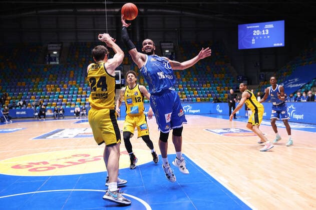 Fraport Skyliners - MHP Riesen Ludwigsburg, easyCredit-BBL Rebound von Rasheed Moore (Fraport Skyliners, 20) gegen Ethan Happ (Ludwigsburg, 24). Basketball-Spiel des easyCredit BBL zwischen den Fraport Skyliners und den MHP Riesen Ludwigsburg am 6. Februar 2022 in der Ballsporthalle in Frankfurt am Main., Frankfurt am Main Hessen Deutschland Ballsporthalle
