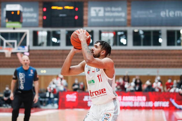 06.02.2022, s.Oliver Wuerzburg vs. Brose Bamberg, easyCredit BBL, 20. Spieltag, GER, Wuerzburg, tectake-ARENA, Bild: Marvin Omuvwie (Brose Bamberg) Copyright: HMBxMedia xJulienxBecker