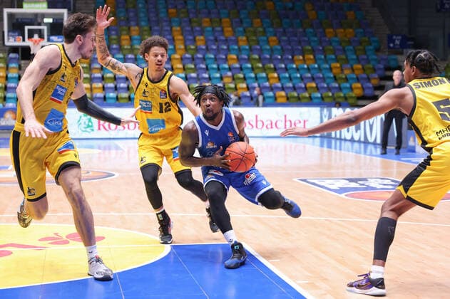 Fraport Skyliners - MHP Riesen Ludwigsburg, easyCredit-BBL Will Cherry (Fraport Skyliners, 29) setzt sich gegen Jonah Radebaugh (Ludwigsburg, 12) durch. Basketball-Spiel des easyCredit BBL zwischen den Fraport Skyliners und den MHP Riesen Ludwigsburg am 6. Februar 2022 in der Ballsporthalle in Frankfurt am Main., Frankfurt am Main Hessen Deutschland Ballsporthalle