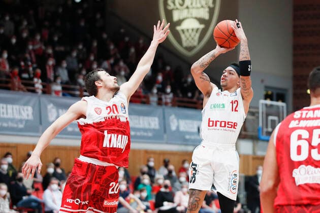 06.02.2022, s.Oliver Wuerzburg vs. Brose Bamberg, easyCredit BBL, 20. Spieltag, GER, Wuerzburg, tectake-ARENA, Bild: v.li. Julian Albus (s.Oliver Wuerzburg) gegen Justin Robinson (Brose Bamberg) Copyright: HMBxMedia xJulienxBecker
