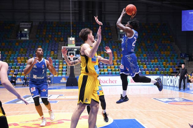 Fraport Skyliners - MHP Riesen Ludwigsburg, easyCredit-BBL Will Cherry (Fraport Skyliners, 29) passt zu dem lauernden Jamel McLean (Fraport Skyliners, 1). Basketball-Spiel des easyCredit BBL zwischen den Fraport Skyliners und den MHP Riesen Ludwigsburg am 6. Februar 2022 in der Ballsporthalle in Frankfurt am Main., Frankfurt am Main Hessen Deutschland Ballsporthalle