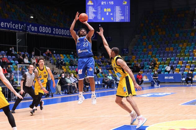 Fraport Skyliners - MHP Riesen Ludwigsburg, easyCredit-BBL Quantez Robertson (Fraport Skyliners, 23) gegen Tremmell Darden (Ludwigsburg, 21). Basketball-Spiel des easyCredit BBL zwischen den Fraport Skyliners und den MHP Riesen Ludwigsburg am 6. Februar 2022 in der Ballsporthalle in Frankfurt am Main., Frankfurt am Main Hessen Deutschland Ballsporthalle