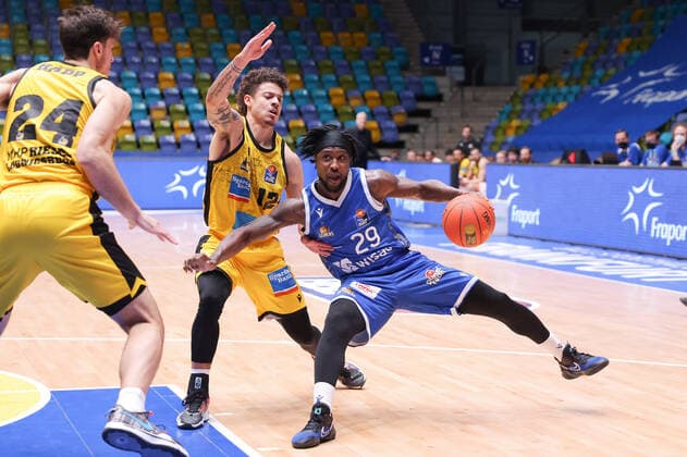 Fraport Skyliners - MHP Riesen Ludwigsburg, easyCredit-BBL Will Cherry (Fraport Skyliners, 29) tanzt Jonah Radebaugh (Ludwigsburg, 12) aus. Links Ethan Happ (Ludwigsburg, 24). Basketball-Spiel des easyCredit BBL zwischen den Fraport Skyliners und den MHP Riesen Ludwigsburg am 6. Februar 2022 in der Ballsporthalle in Frankfurt am Main., Frankfurt am Main Hessen Deutschland Ballsporthalle