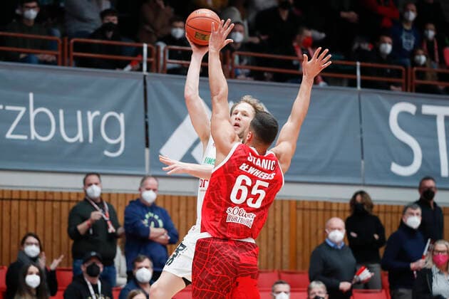 06.02.2022, s.Oliver Wuerzburg vs. Brose Bamberg, easyCredit BBL, 20. Spieltag, GER, Wuerzburg, tectake-ARENA, Bild: v.li. Christian Sengfelder (Brose Bamberg) gegen Filip Stanic (s.Oliver Wuerzburg) Copyright: HMBxMedia xJulienxBecker