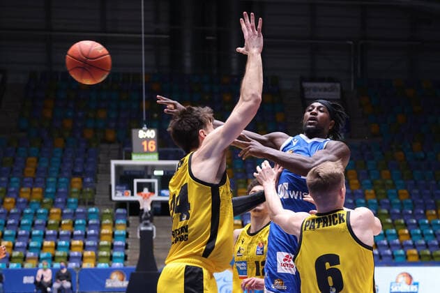 Fraport Skyliners - MHP Riesen Ludwigsburg, easyCredit-BBL Will Cherry (Fraport Skyliners, 29) passt den Ball vorbei an Ethan Happ (Ludwigsburg, 24) und Johannes Patrick (Ludwigsburg, 6). Basketball-Spiel des easyCredit BBL zwischen den Fraport Skyliners und den MHP Riesen Ludwigsburg am 6. Februar 2022 in der Ballsporthalle in Frankfurt am Main., Frankfurt am Main Hessen Deutschland Ballsporthalle