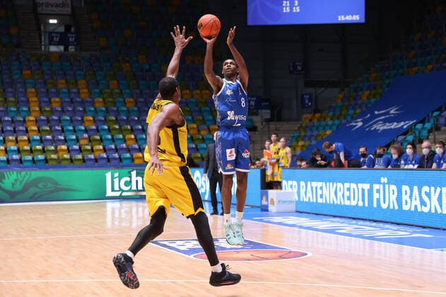 Fraport Skyliners - MHP Riesen Ludwigsburg, easyCredit-BBL Distanzwurf von Brancou Badio (Fraport Skyliners, 8). Basketball-Spiel des easyCredit BBL zwischen den Fraport Skyliners und den MHP Riesen Ludwigsburg am 6. Februar 2022 in der Ballsporthalle in Frankfurt am Main., Frankfurt am Main Hessen Deutschland Ballsporthalle