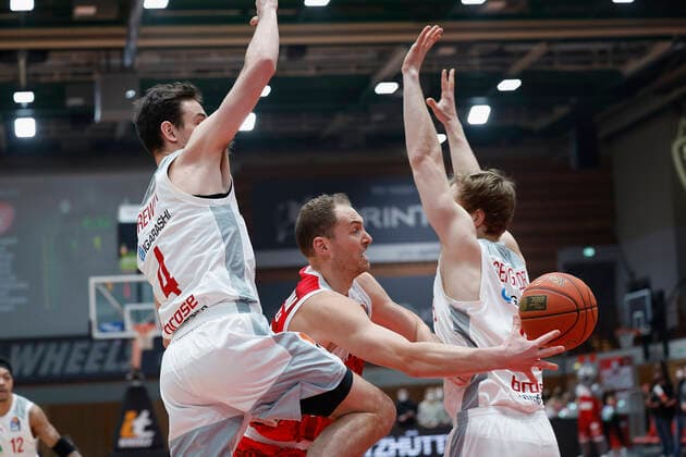 06.02.2022, Basketball, BBL, s.Oliver Wuerzburg - Brose Bamberg, GER, Wuerzburg, tectake Arena Bild: v. li. Omar Prewitt (Brose Bamberg), Felix Hoffmann (s.Oliver Wuerzburg) und Christian Sengfelder (Brose Bamberg) Copyright: HMBxMedia xHeikoxBecker