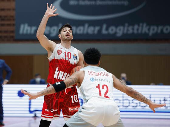 06.02.2022, Basketball, BBL, s.Oliver Wuerzburg - Brose Bamberg, GER, Wuerzburg, tectake Arena Bild: v. li. Luciano Parodi (s.Oliver Wuerzburg) und Justin Robinson (Brose Bamberg) Copyright: HMBxMedia xHeikoxBecker