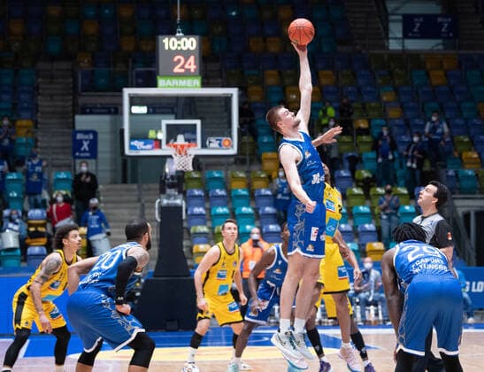 06.02.2022, xsltx, Basketball BBL Bundesliga, Frankfurt Skyliners - MHP Riesen Ludwigsburg emspor, v.l. Matt Haarms - Center (Fraport Skyliners) behauptet sich beim Sprungball. (DFL DFB REGULATIONS PROHIBIT ANY USE OF PHOTOGRAPHS as IMAGE SEQUENCES and or QUASI-VIDEO) Frankfurt am Main