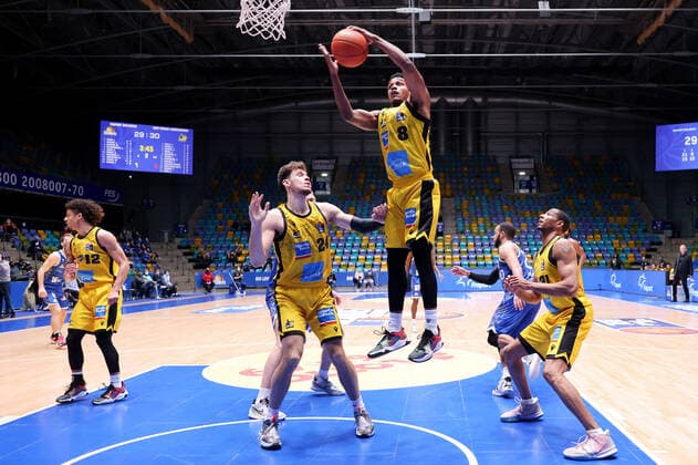 Fraport Skyliners - MHP Riesen Ludwigsburg, easyCredit-BBL Rebound von James Woodard (Ludwigsburg, 8). Basketball-Spiel des easyCredit BBL zwischen den Fraport Skyliners und den MHP Riesen Ludwigsburg am 6. Februar 2022 in der Ballsporthalle in Frankfurt am Main., Frankfurt am Main Hessen Deutschland Ballsporthalle