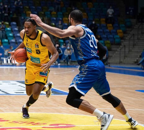06.02.2022, xsltx, Basketball BBL Bundesliga, Frankfurt Skyliners - MHP Riesen Ludwigsburg emspor, v.l. Justin Simon - SF (MHP Riesen Ludwigsburg), Rasheed Moore - Power Forward (Fraport Skyliners) (DFL DFB REGULATIONS PROHIBIT ANY USE OF PHOTOGRAPHS as IMAGE SEQUENCES and or QUASI-VIDEO) Frankfurt am Main