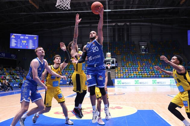 Fraport Skyliners - MHP Riesen Ludwigsburg, easyCredit-BBL Rasheed Moore (Fraport Skyliners, 20) mit einem Korbleger gegen Jonah Radebaugh (Ludwigsburg, 12). Basketball-Spiel des easyCredit BBL zwischen den Fraport Skyliners und den MHP Riesen Ludwigsburg am 6. Februar 2022 in der Ballsporthalle in Frankfurt am Main., Frankfurt am Main Hessen Deutschland Ballsporthalle