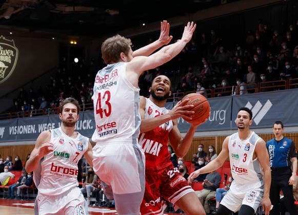 06.02.2022, Basketball, BBL, s.Oliver Wuerzburg - Brose Bamberg, GER, Wuerzburg, tectake Arena Bild: v. li. Tomas Kyzlink (Brose Bamberg), Christian Sengfelder (Brose Bamberg), Cameron Hunt (s.Oliver Wuerzburg) und Dominic Lockhart (Brose Bamberg) Copyright: HMBxMedia xHeikoxBecker