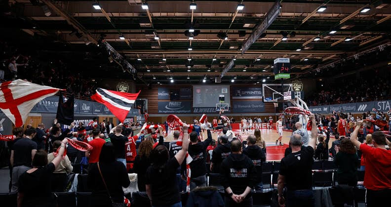 06.02.2022, Basketball, BBL, s.Oliver Wuerzburg - Brose Bamberg, GER, Wuerzburg, tectake Arena Bild: v. li. Wieder Fans in der Halle Copyright: HMBxMedia xHeikoxBecker