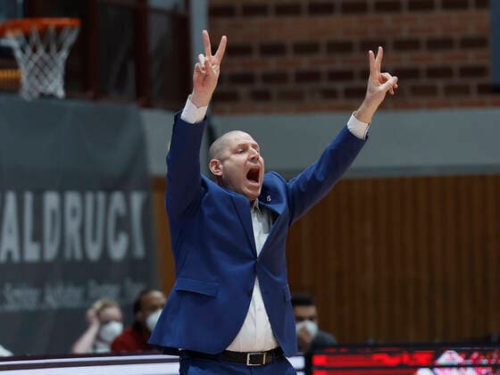 06.02.2022, Basketball, BBL, s.Oliver Wuerzburg - Brose Bamberg, GER, Wuerzburg, tectake Arena Bild: v. li. Head Coach Oren Amiel (Brose Bamberg) Copyright: HMBxMedia xHeikoxBecker