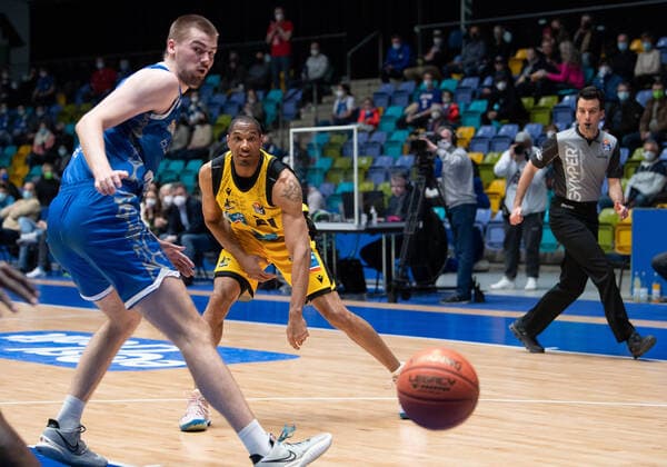 06.02.2022, xsltx, Basketball BBL Bundesliga, Frankfurt Skyliners - MHP Riesen Ludwigsburg emspor, v.l. Matt Haarms - Center (Fraport Skyliners), Tremmell Darden - SF (MHP Riesen Ludwigsburg) (DFL DFB REGULATIONS PROHIBIT ANY USE OF PHOTOGRAPHS as IMAGE SEQUENCES and or QUASI-VIDEO) Frankfurt am Main