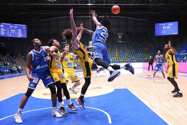 Fraport Skyliners - MHP Riesen Ludwigsburg, easyCredit-BBL Luftkampf zwischen Jonah Radebaugh (Ludwigsburg, 12) und Will Cherry (Fraport Skyliners, 29). Basketball-Spiel des easyCredit BBL zwischen den Fraport Skyliners und den MHP Riesen Ludwigsburg am 6. Februar 2022 in der Ballsporthalle in Frankfurt am Main., Frankfurt am Main Hessen Deutschland Ballsporthalle