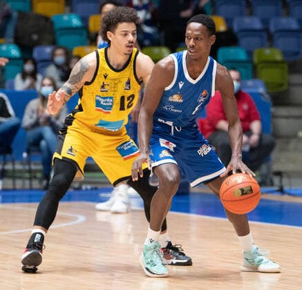 06.02.2022, xsltx, Basketball BBL Bundesliga, Frankfurt Skyliners - MHP Riesen Ludwigsburg emspor, v.l. Jonah Radebaugh - PG (MHP Riesen Ludwigsburg), Brancou Badio - Point Guard (Fraport Skyliners) (DFL DFB REGULATIONS PROHIBIT ANY USE OF PHOTOGRAPHS as IMAGE SEQUENCES and or QUASI-VIDEO) Frankfurt am Main