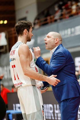 links Tomas Kyzlink (Brose Bamberg, 77) rechts Headcoach Oren Amiel (Brose Bamberg) s.oliver Würzburg Wuerzburg - Brose Bamberg - easyCredit-BBL - Basketball Bundesliga Saison 2021 22 Spieltag 20, 06.02.2022 Würzburg, tectake ARENA Copyright: DanielxLöb
