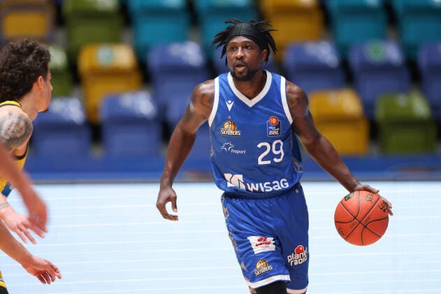 Fraport Skyliners - MHP Riesen Ludwigsburg, easyCredit-BBL Spielaufbau durch Will Cherry (Fraport Skyliners, 29). Basketball-Spiel des easyCredit BBL zwischen den Fraport Skyliners und den MHP Riesen Ludwigsburg am 6. Februar 2022 in der Ballsporthalle in Frankfurt am Main., Frankfurt am Main Hessen Deutschland Ballsporthalle