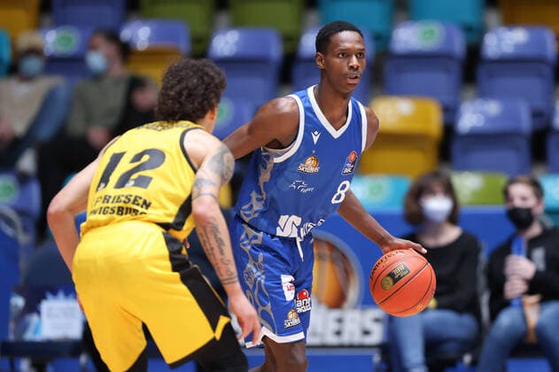 Fraport Skyliners - MHP Riesen Ludwigsburg, easyCredit-BBL Brancou Badio (Fraport Skyliners, 8) gegen Jonah Radebaugh (Ludwigsburg, 12). Basketball-Spiel des easyCredit BBL zwischen den Fraport Skyliners und den MHP Riesen Ludwigsburg am 6. Februar 2022 in der Ballsporthalle in Frankfurt am Main., Frankfurt am Main Hessen Deutschland Ballsporthalle
