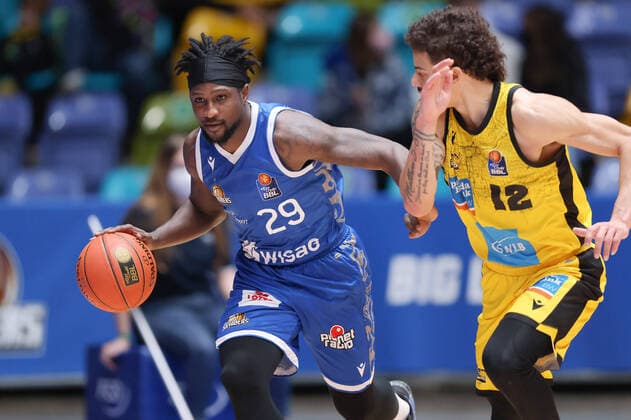 Fraport Skyliners - MHP Riesen Ludwigsburg, easyCredit-BBL Will Cherry (Fraport Skyliners, 29) gegen Jonah Radebaugh (Ludwigsburg, 12). Basketball-Spiel des easyCredit BBL zwischen den Fraport Skyliners und den MHP Riesen Ludwigsburg am 6. Februar 2022 in der Ballsporthalle in Frankfurt am Main., Frankfurt am Main Hessen Deutschland Ballsporthalle