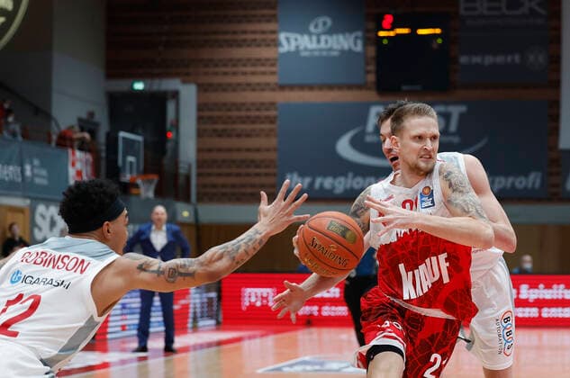 06.02.2022, Basketball, BBL, s.Oliver Wuerzburg - Brose Bamberg, GER, Wuerzburg, tectake Arena Bild: v. li. Justin Robinson (Brose Bamberg), Aigars Skele (s.Oliver Wuerzburg) und Omar Prewitt (Brose Bamberg) Copyright: HMBxMedia xHeikoxBecker
