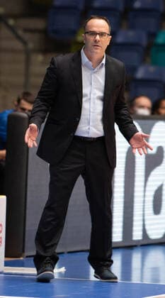 06.02.2022, xsltx, Basketball BBL Bundesliga, Frankfurt Skyliners - MHP Riesen Ludwigsburg emspor, v.l. Skyliners-Coach Diego Ocampo (DFL DFB REGULATIONS PROHIBIT ANY USE OF PHOTOGRAPHS as IMAGE SEQUENCES and or QUASI-VIDEO) Frankfurt am Main