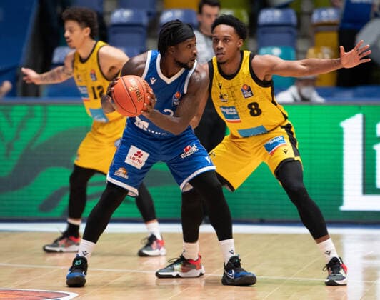 06.02.2022, xsltx, Basketball BBL Bundesliga, Frankfurt Skyliners - MHP Riesen Ludwigsburg emspor, v.l. Will Cherry - Point Guard (Fraport Skyliners), James Woodard - SG (MHP Riesen Ludwigsburg) (DFL DFB REGULATIONS PROHIBIT ANY USE OF PHOTOGRAPHS as IMAGE SEQUENCES and or QUASI-VIDEO) Frankfurt am Main