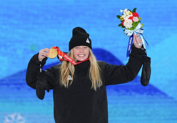 (220206) -- ZHANGJIAKOU, Feb. 6, 2022 -- Gold medalist Zoi Sadowski Synnott of New Zealand poses for a photo during the awarding ceremony of Women s Snowboard Slopestyle at the Zhangjiakou Medals Plaza of the Winter Olympics in Zhangjiakou, north China s Hebei Province, Feb. 6, 2022. ) (BEIJING2022)CHINA-ZHANGJIAKOU-OLYMPIC Winter games, Winterspiele,Spiele, Summer games AWARDING CEREMONY (CN) PengxZiyang 