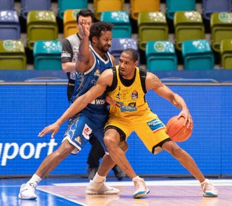 06.02.2022, xsltx, Basketball BBL Bundesliga, Frankfurt Skyliners - MHP Riesen Ludwigsburg emspor, v.l. Quantez Robertson - Shoot Guard (Fraport Skyliners), Tremmell Darden - SF (MHP Riesen Ludwigsburg) (DFL DFB REGULATIONS PROHIBIT ANY USE OF PHOTOGRAPHS as IMAGE SEQUENCES and or QUASI-VIDEO) Frankfurt am Main