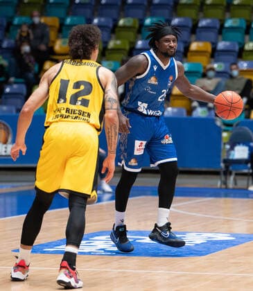 06.02.2022, xsltx, Basketball BBL Bundesliga, Frankfurt Skyliners - MHP Riesen Ludwigsburg emspor, v.l. Jonah Radebaugh - PG (MHP Riesen Ludwigsburg), Will Cherry - Point Guard (Fraport Skyliners) (DFL DFB REGULATIONS PROHIBIT ANY USE OF PHOTOGRAPHS as IMAGE SEQUENCES and or QUASI-VIDEO) Frankfurt am Main