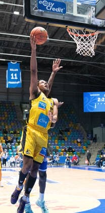 06.02.2022, xsltx, Basketball BBL Bundesliga, Frankfurt Skyliners - MHP Riesen Ludwigsburg emspor, v.l. Justin Simon - SF (MHP Riesen Ludwigsburg) trifft für Ludwigsburg (DFL DFB REGULATIONS PROHIBIT ANY USE OF PHOTOGRAPHS as IMAGE SEQUENCES and or QUASI-VIDEO) Frankfurt am Main